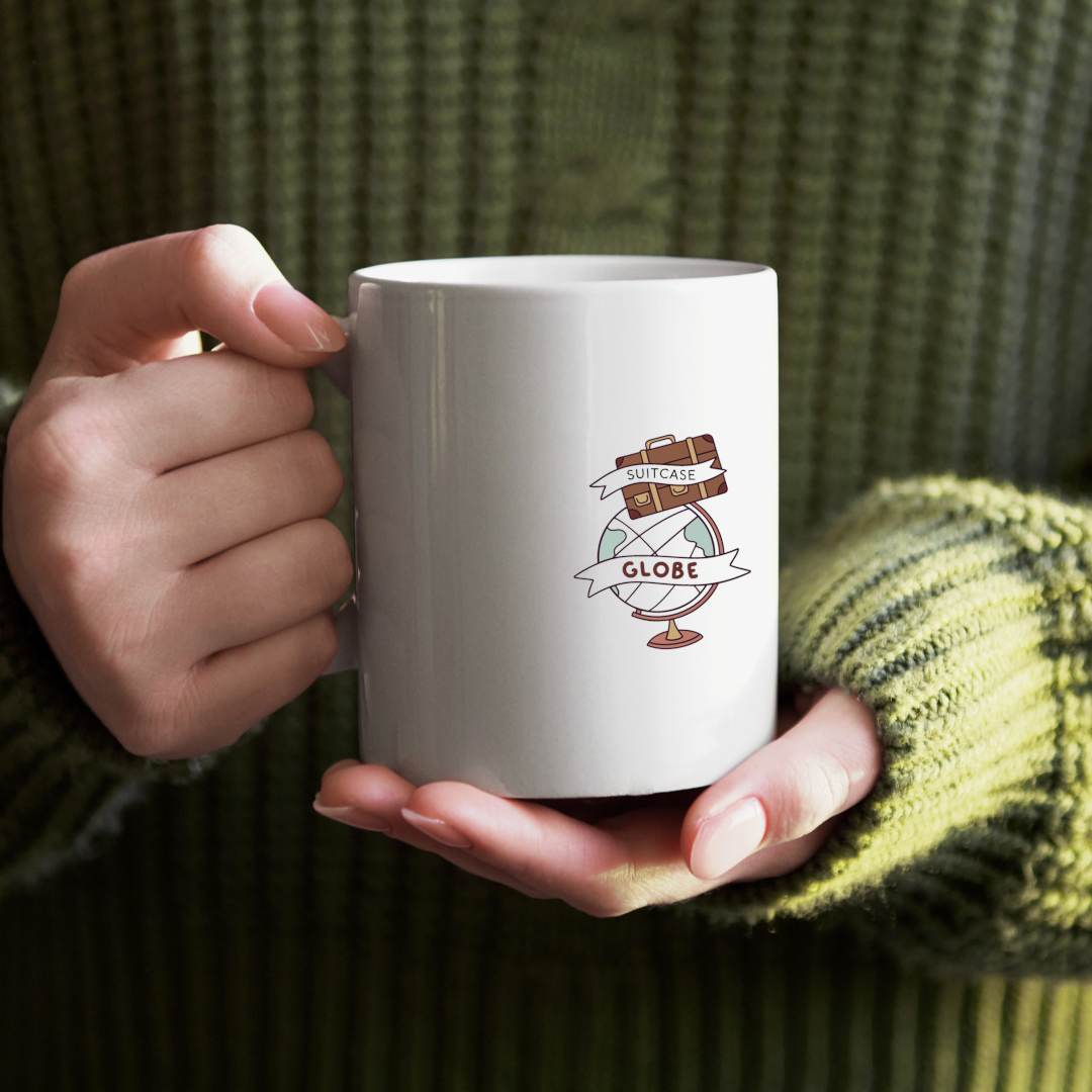 Mug décoré d'une valise et d'un globe évoquant l'esprit d'aventure et de voyage