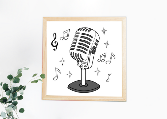 Cadre en bois mettant en valeur un microphone rétro avec un design minimaliste musical