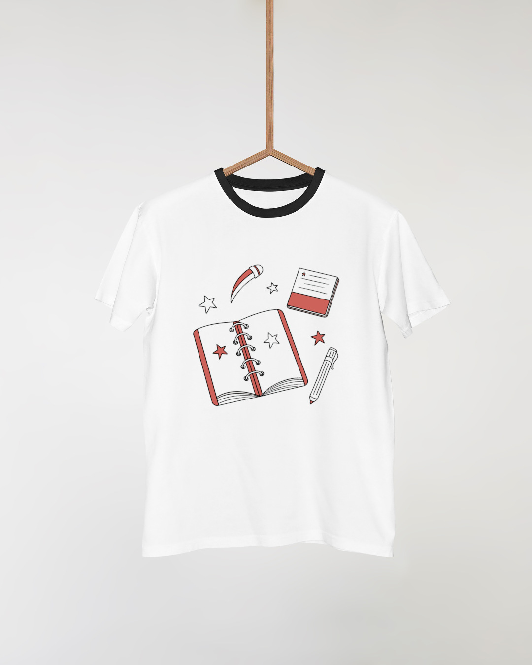 T-shirt avec carnet en étoile doux et vectoriel sur fond scolaire