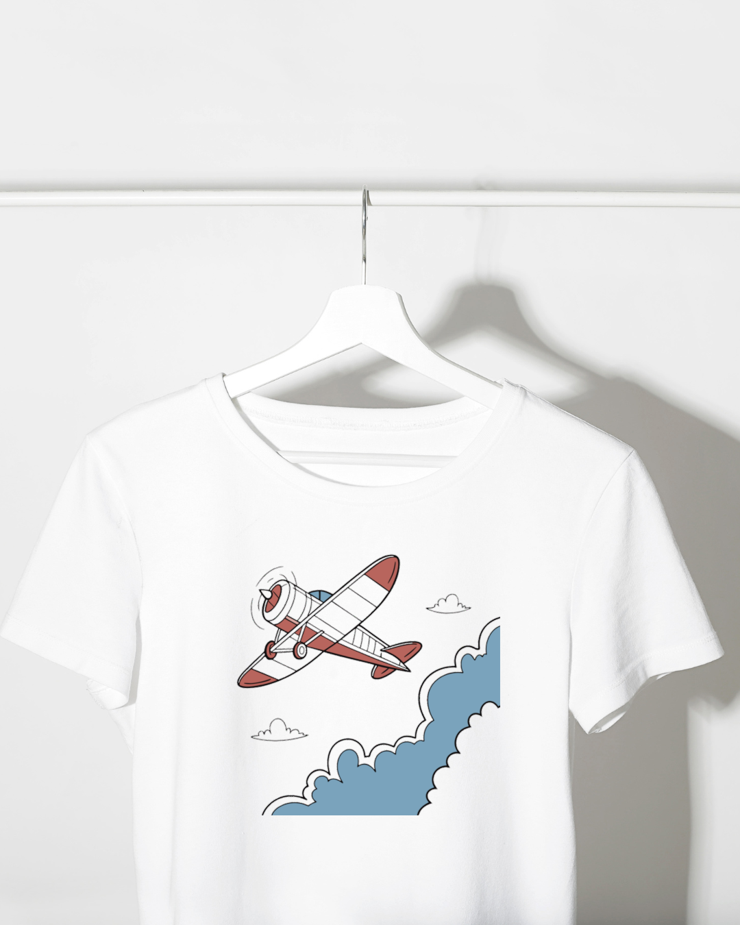 T-shirt avec avion volant en style épuré, idéal pour les amateurs d'aventure