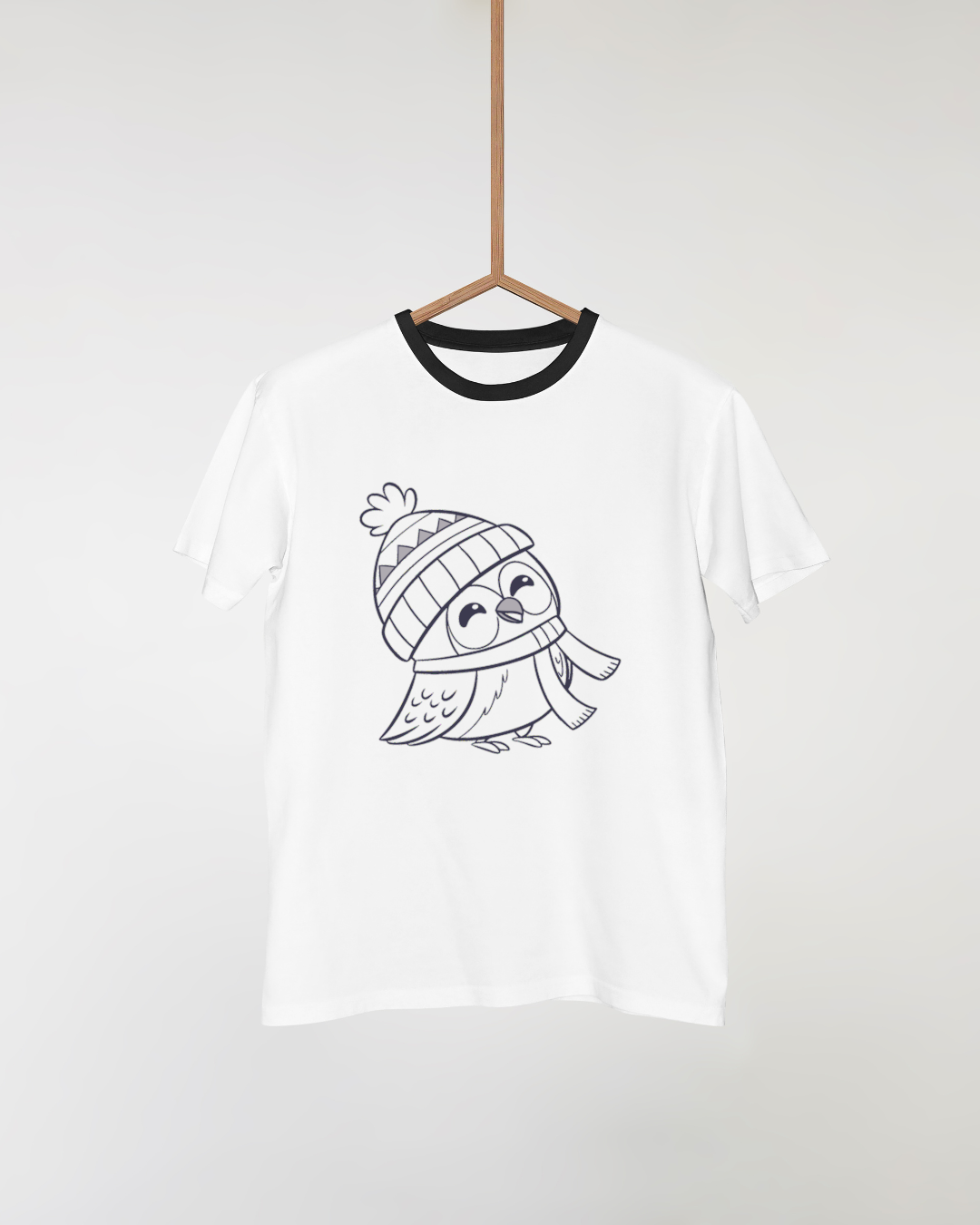 T-shirt avec une chouette joyeuse en hiver dans un design cartoon charmant