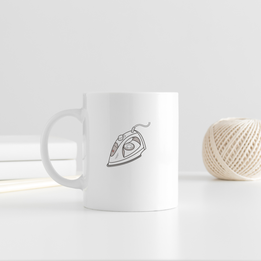 Mug avec motif contemporain minimaliste, fer à repasser iconique, style épuré