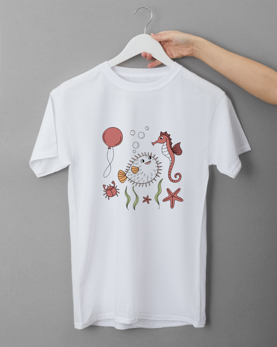 T-shirt bleu avec doodle de poisson-globe joyeux pour ambiance marine décontractée