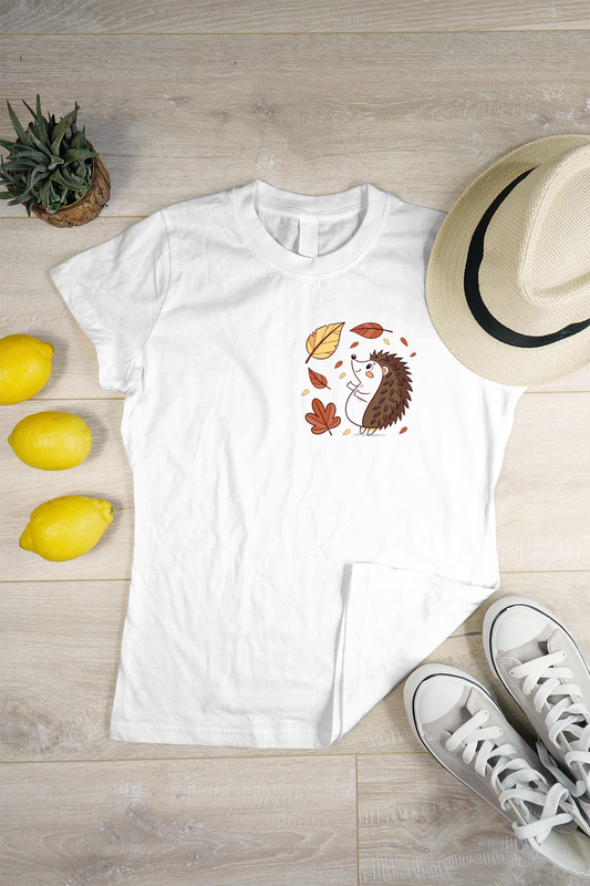T-shirt avec hérisson heureux dans un style doodle automnal parmi les feuilles