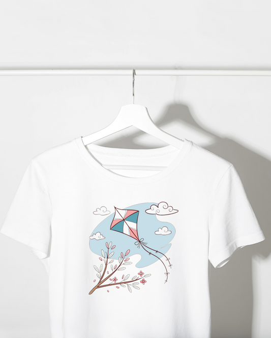 T-shirt doux arborant un cerf-volant vibrant dans un décor printanier paisible