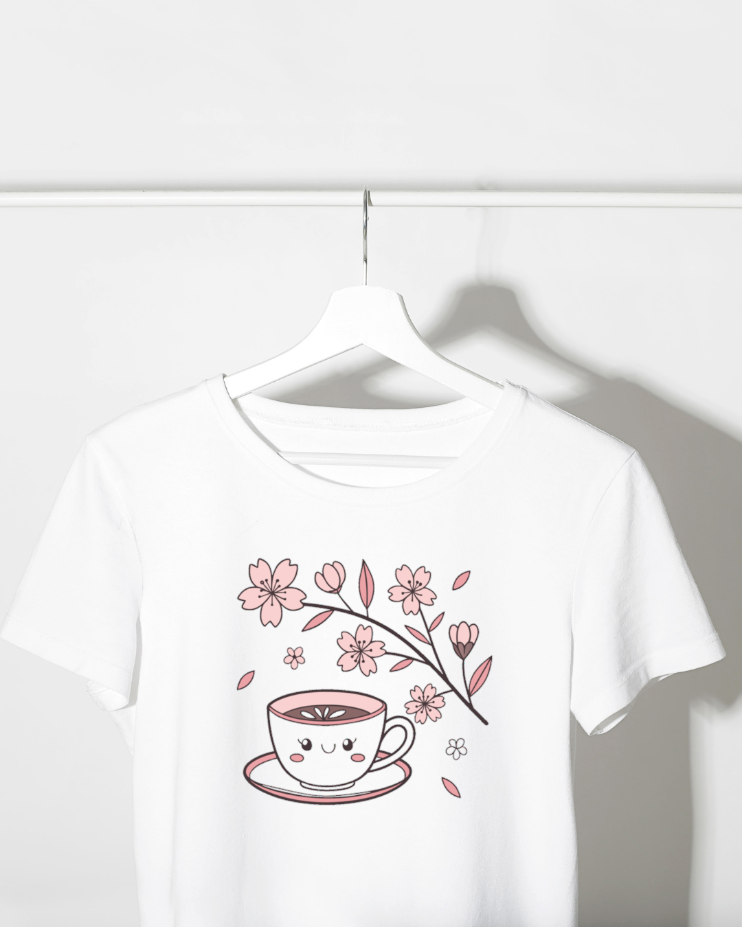 T-shirt moderne avec motif pastel de tasse souriante et fleurs de sakura