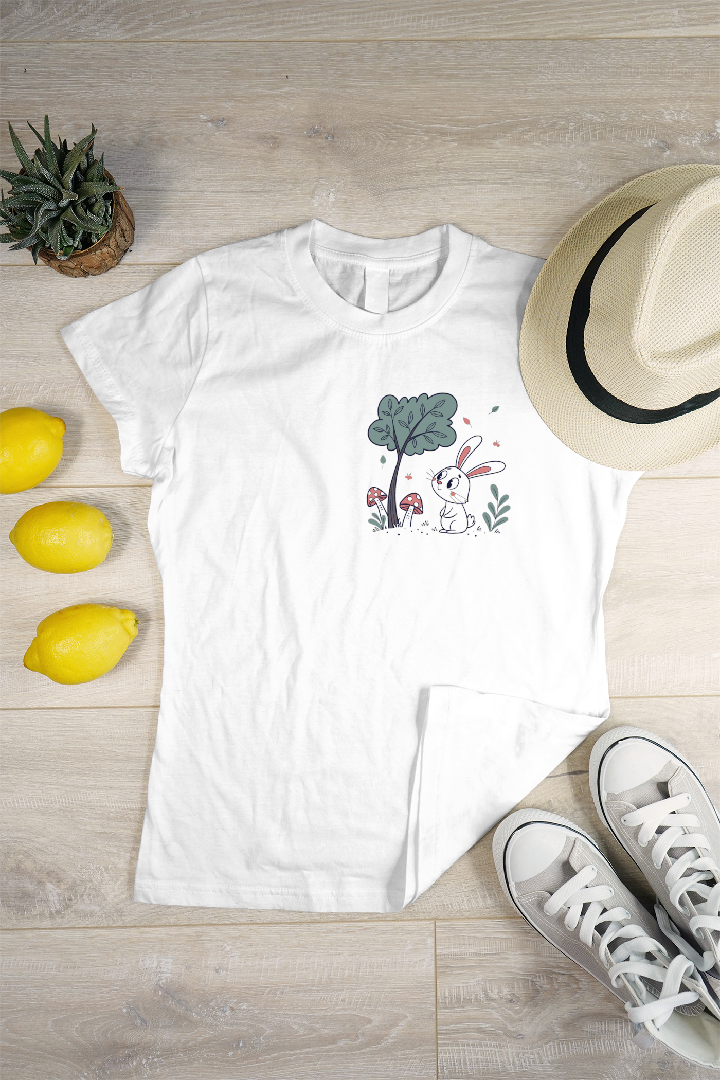 T-shirt avec dessin pastel d'un lapin curieux sous un arbre, ambiance forêt