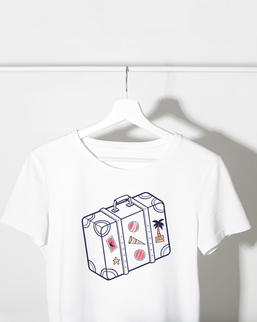T-shirt blanc avec design minimaliste d'une valise thème voyage au centre