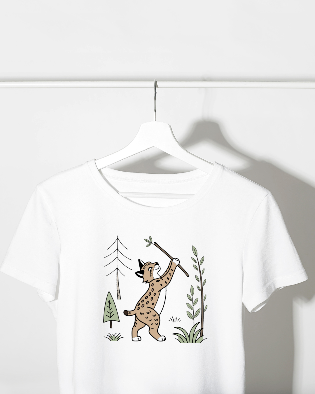 T-shirt décoré lynx joueur en forêt style nature sur fond vert bois