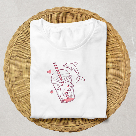 T-shirt pastel avec dauphins joyeux dans un smoothie ambiance estivale