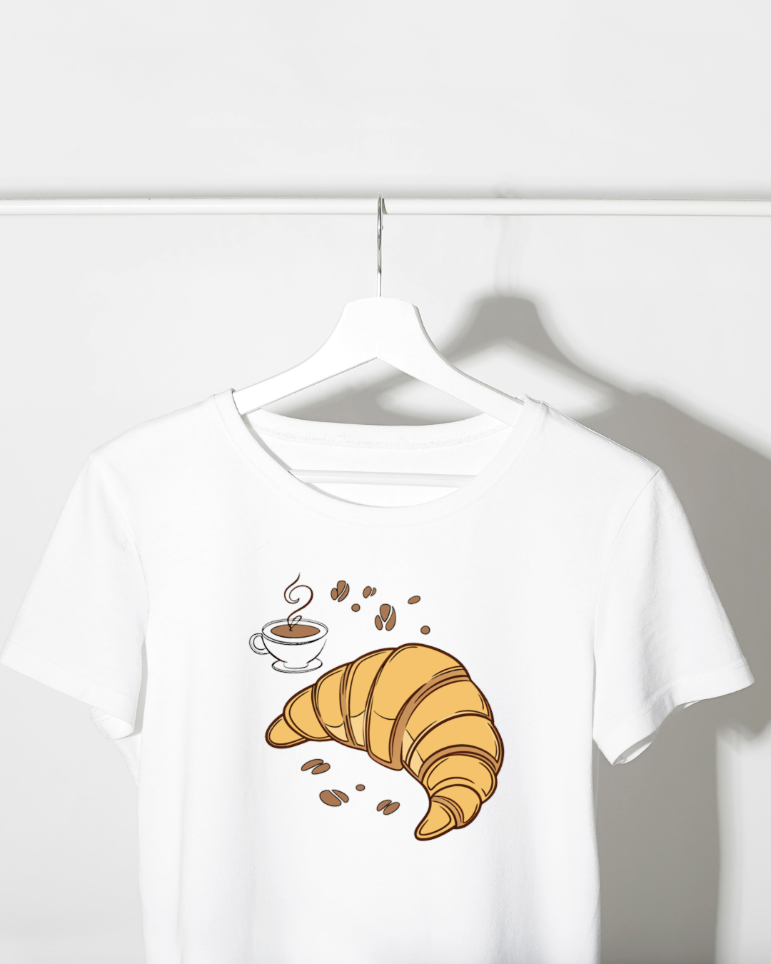 T-shirt style doodle avec croissant et café parfait pour un thème matinal doux