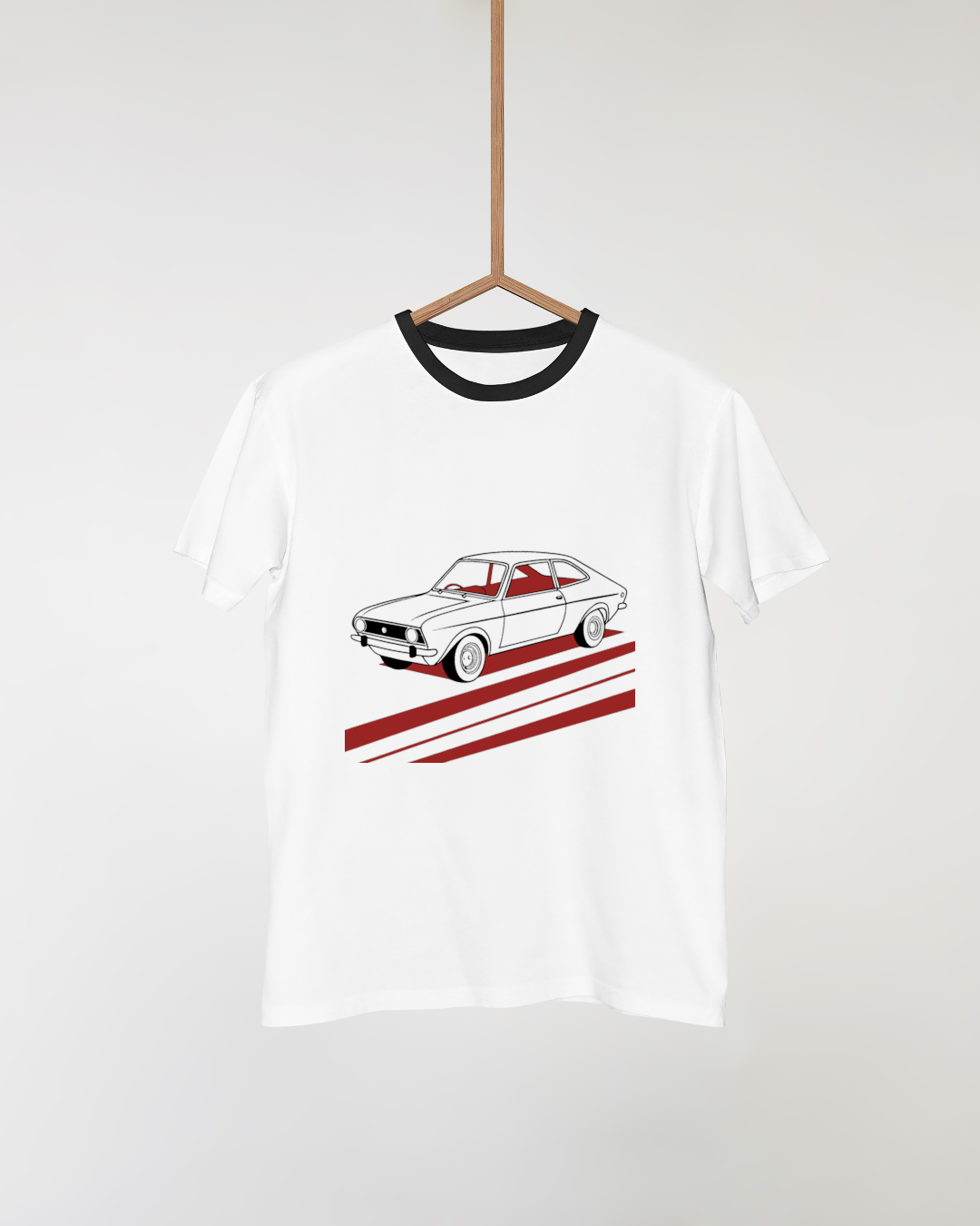Voiture vintage rouge sur t-shirt blanc, style rétro dynamique.