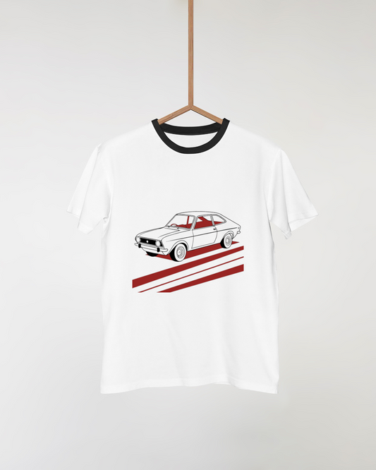 Voiture vintage rouge sur t-shirt blanc, style rétro dynamique.