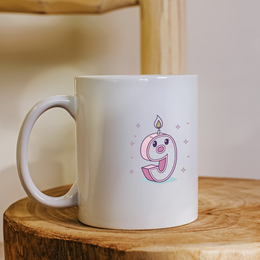Mug décoré avec un chiffre 9 kawaii, parfait pour personnaliser vos objets quotidiens.