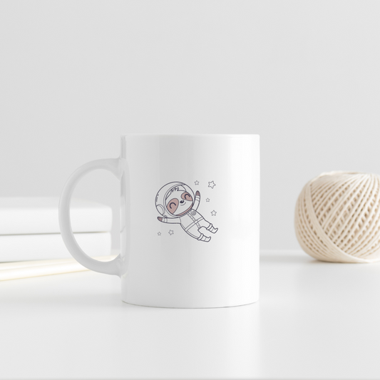Mug avec un adorable paresseux astronaute flottant dans une ambiance kawaii cosmique