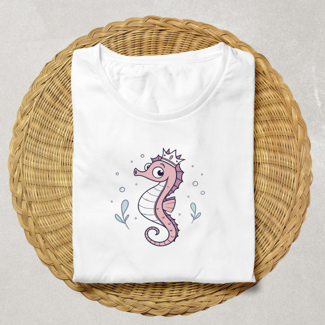 T-shirt joyeux orné d'un hippocampe couronné sur fond marin