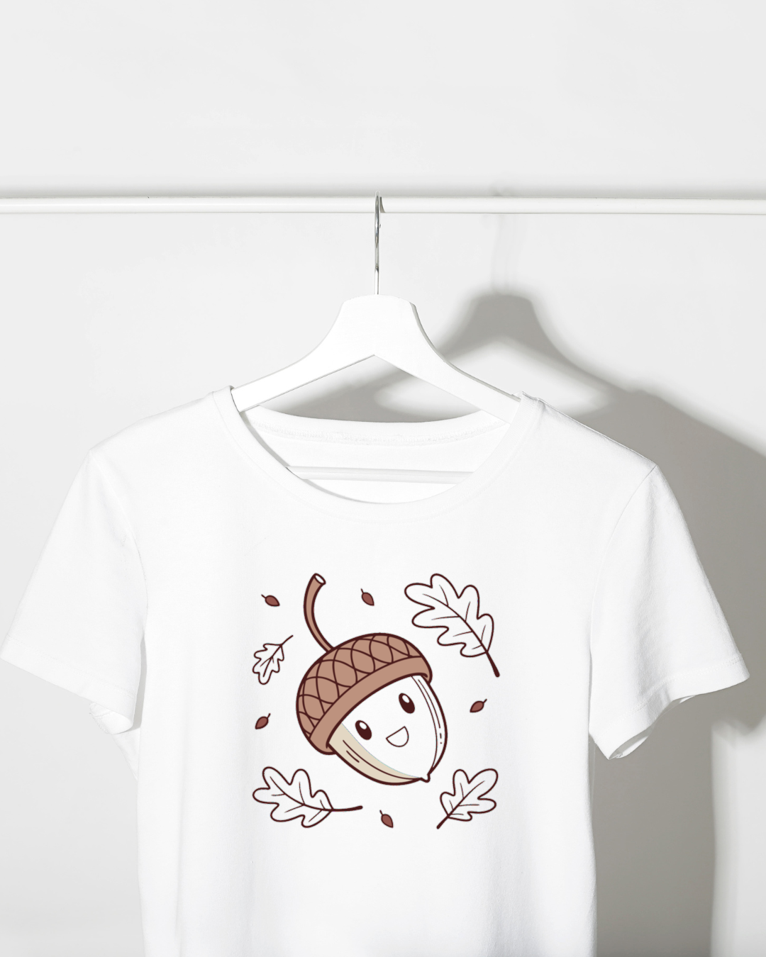 T-shirt avec un gland souriant style kawaii parfait pour une ambiance automnale