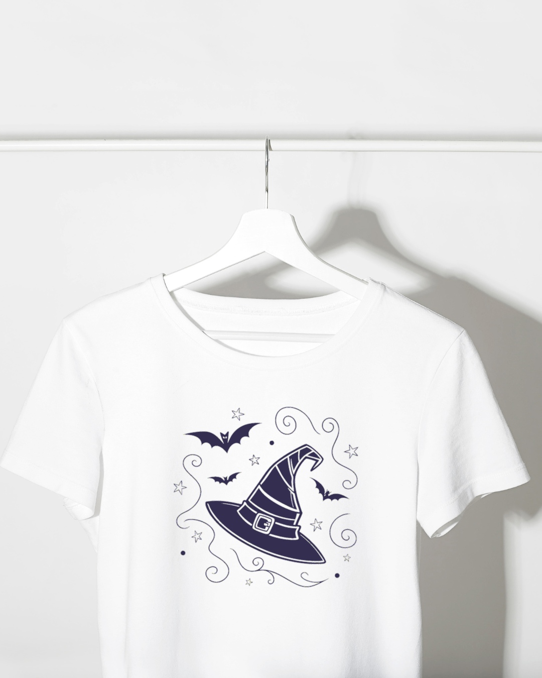 T-shirt avec un motif de chapeau de sorcière et chauves-souris sur fond mystérieux