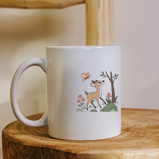 Mug décoré d'un motif doux de faon accompagné d'un papillon pastel en forêt