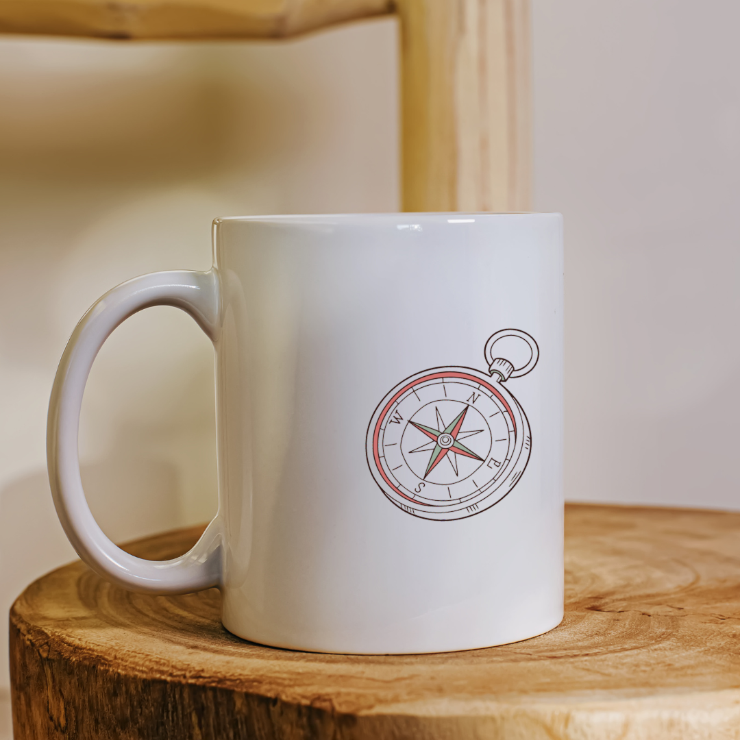 Mug en céramique avec design vectoriel de boussole, idéal pour les aventuriers