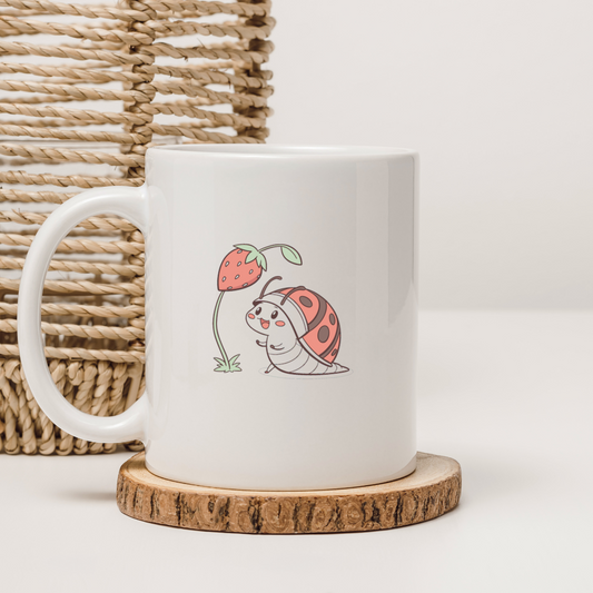 Mug kawaii avec un escargot joyeux sous une fraise, style numérique amical