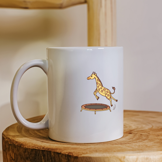Mug décoré d'une girafe cartoon sautant, style ludique et ambiance sauvage