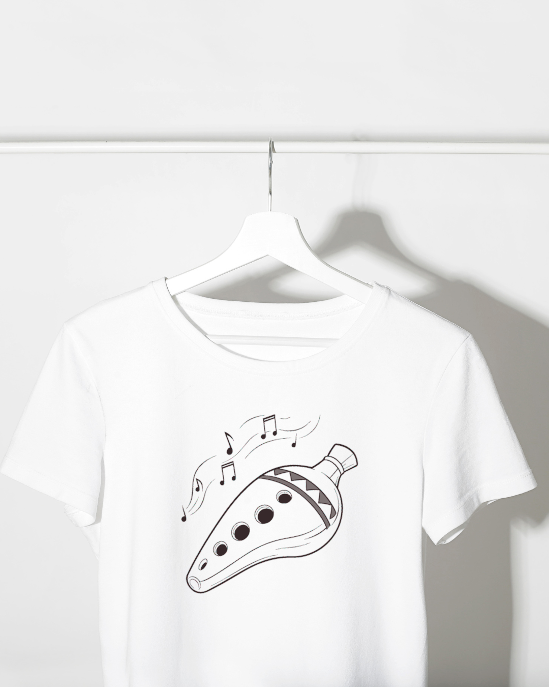 T-shirt blanc affichant une note musicale harmonieuse pour un look mélodieux