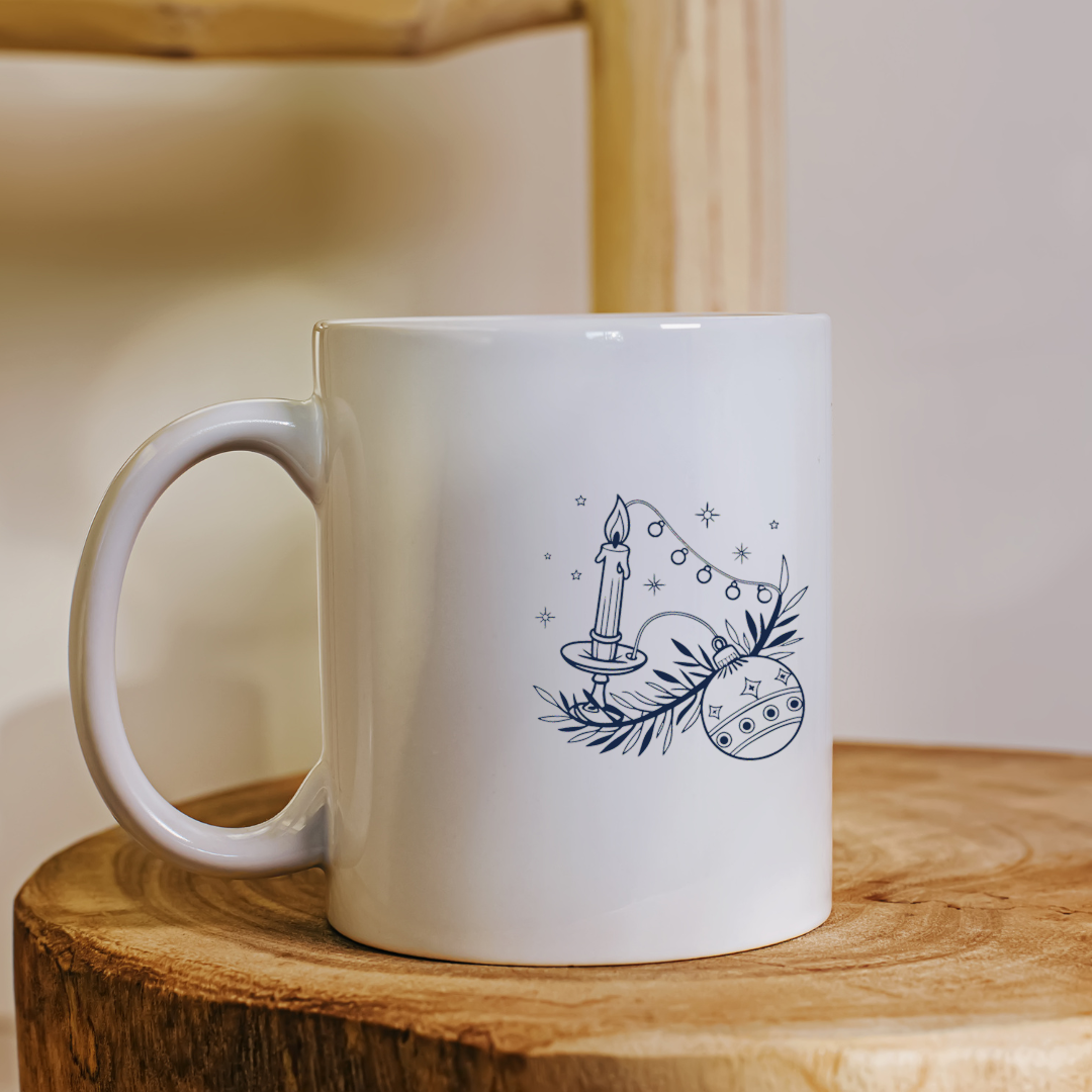 Mug avec design vintage et éléments hivernaux, bougie et boule festive