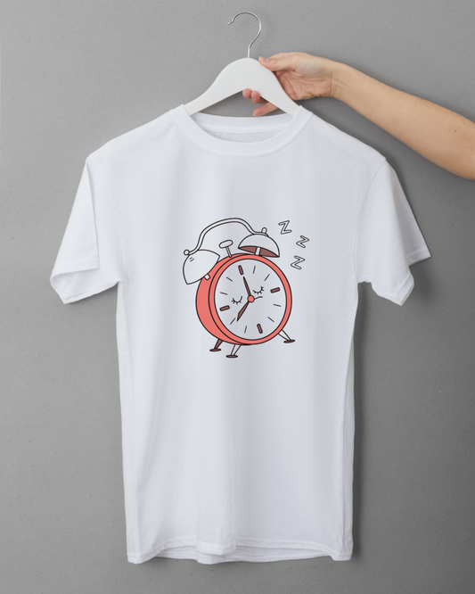 T-shirt avec dessin doodle de réveil endormi stylisé pour moment cocooning