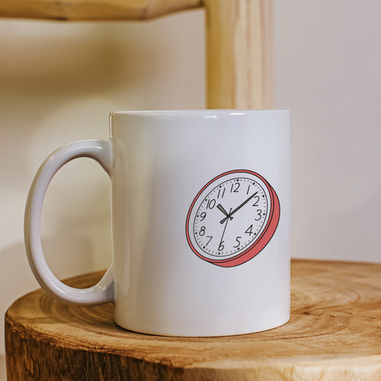 Mug blanc avec design horloge en mouvement, style minimaliste épuré