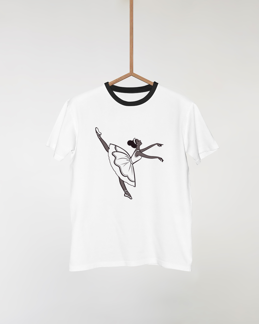 Un t-shirt élégant avec une ballerine gracieuse en pleine arabesque stylisée