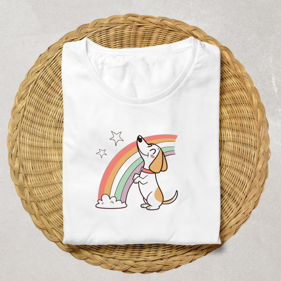 T-shirt joyeux orné d'un chien cartoon sous un arc-en-ciel vibrant et coloré