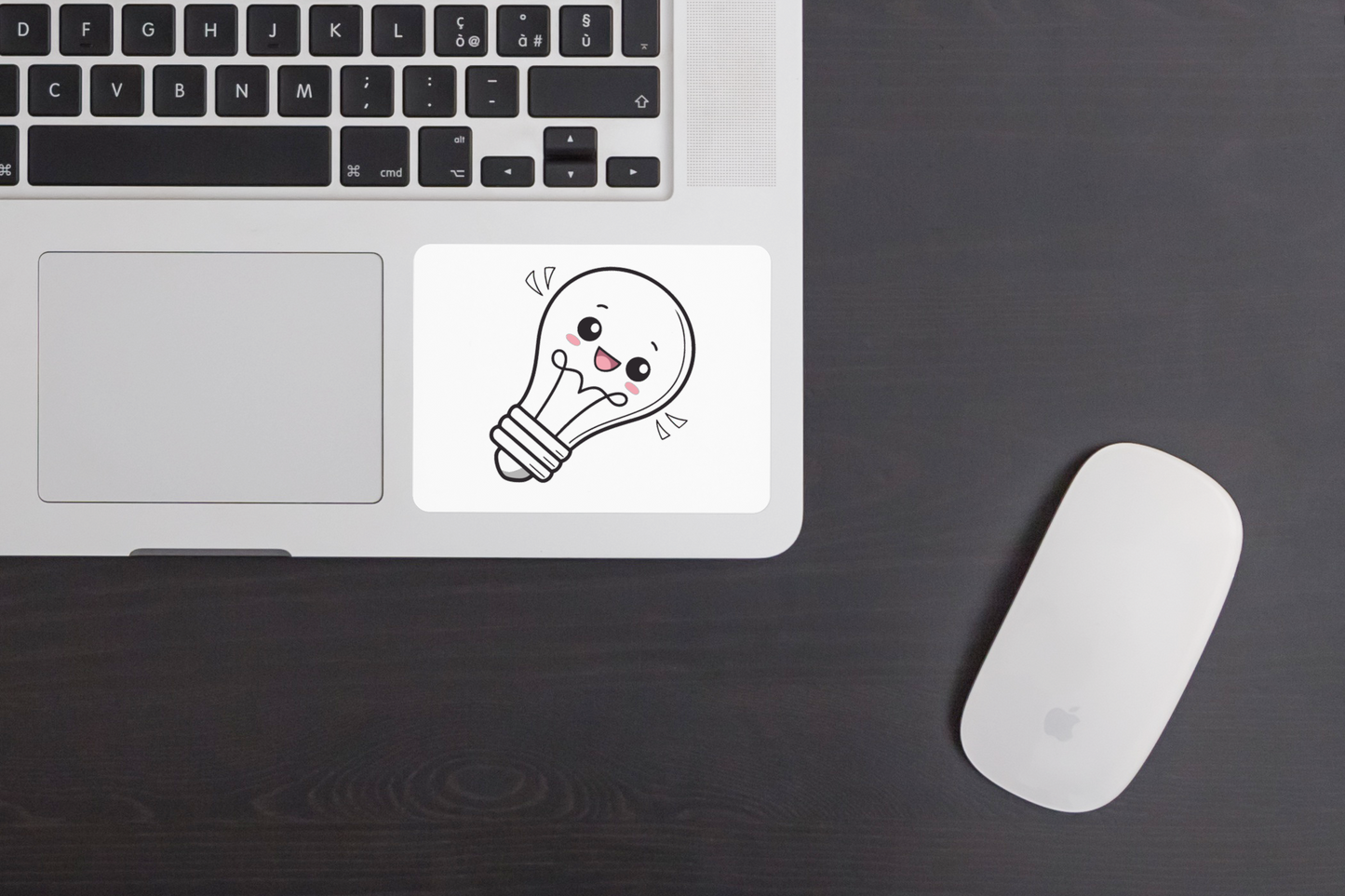 Sticker décoratif avec une ampoule joyeuse en style kawaii sur fond coloré