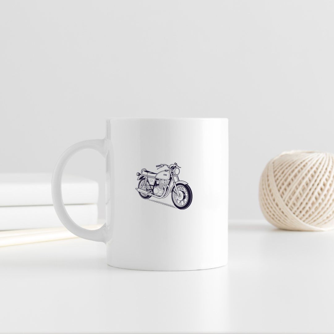SVG de moto vintage Suzuki GT750 1971 sur mug pour passionnés de mécaniques