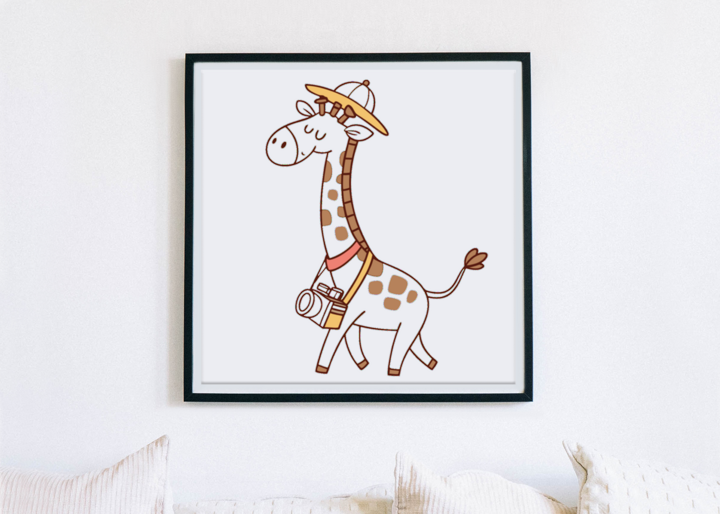 Cadre pastel avec girafe exploratrice tenant un appareil photo en mode safari aventure