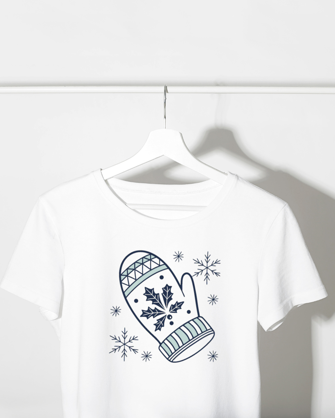 T-shirt avec motif moufle enneigée style nordique pour un hiver festif enchanteur