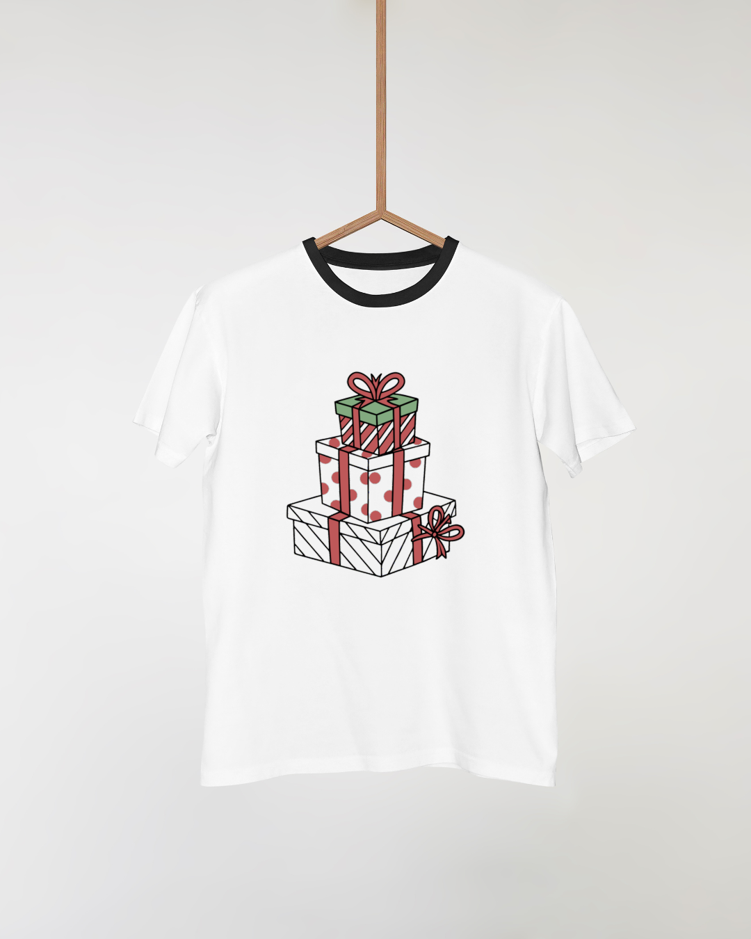 T-shirt coloré affichant des cadeaux de Noël empilés dans un style vectoriel vivant