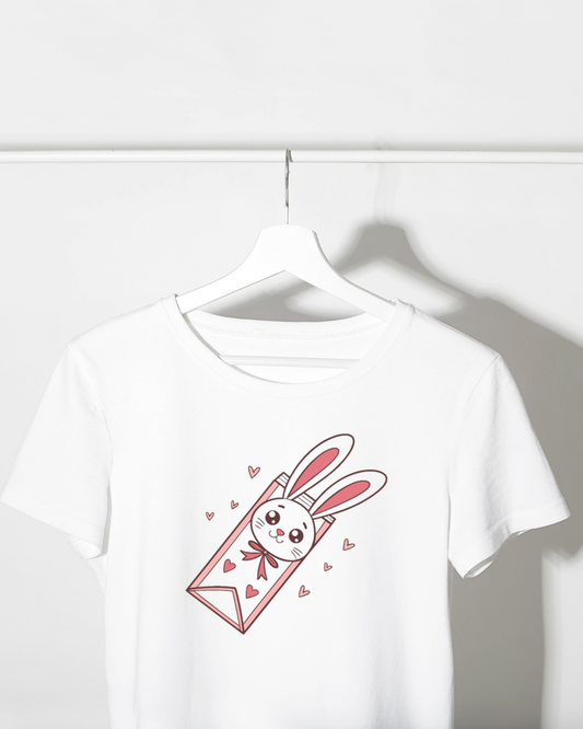 T-shirt décoratif avec un adorable lapin enveloppé d'amour minimaliste