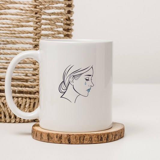 Mug décoré d'un visage de femme au style artistique et thème mélancolique