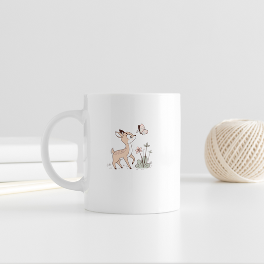 Mug avec faon pastel et papillon, ambiance forêt curieuse et apaisante