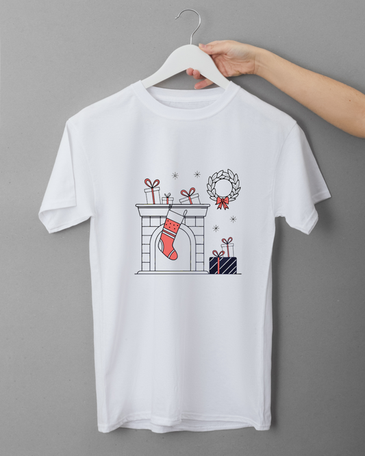 T-shirt avec cheminée festive et cadeaux dans un style minimaliste pour Noël