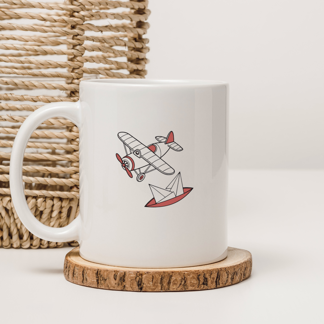 Mug rétro avec avion joueur et bateau en papier pour une aventure ludique