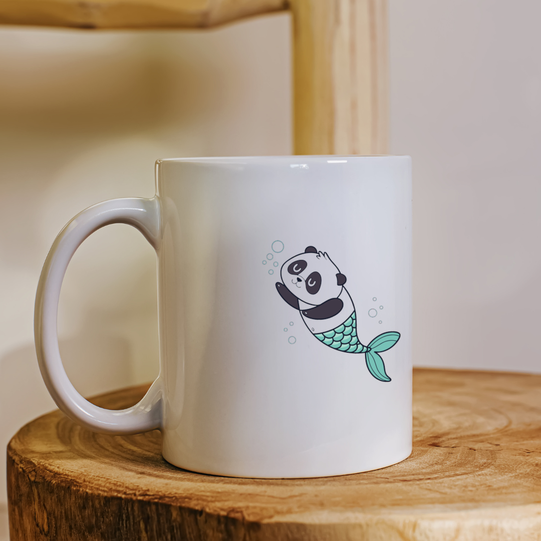 Mug avec panda sirène kawaii nageant dans un océan magique en bleu pastel