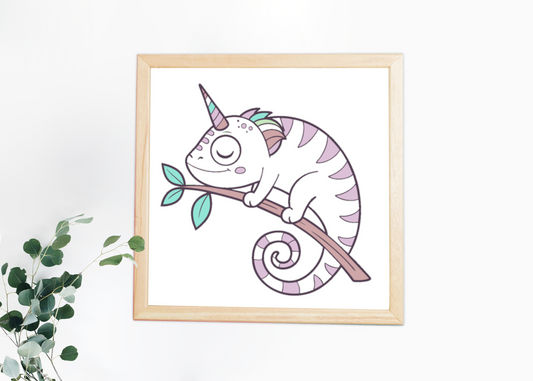 Cadre avec un caméléon licorne rêveur dans des tons pastel monde féerique