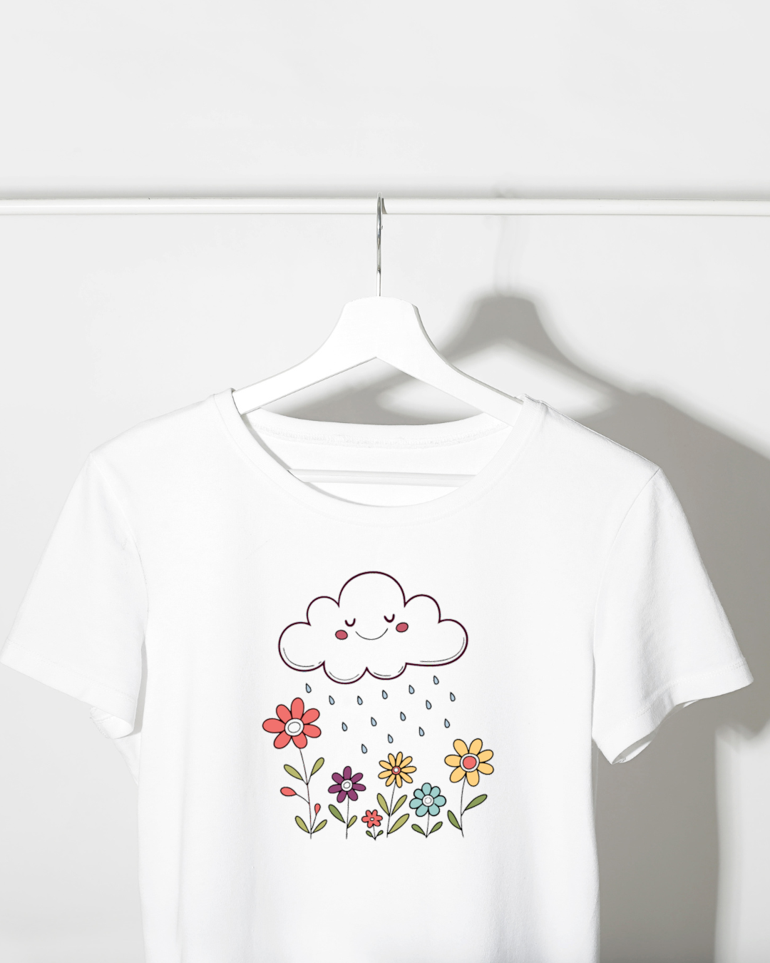 T-shirt avec motif nuage souriant arrosant des fleurs style pastel printanier