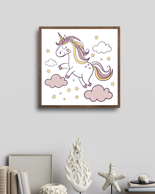 Cadre décoratif avec licorne pastel flottant parmi les nuages sur fond enchanté