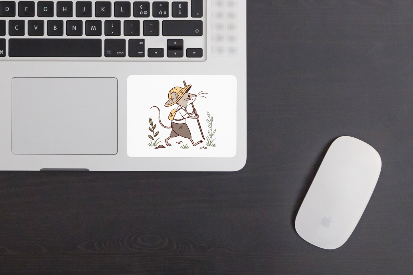 Sticker décoratif minimaliste avec souris aventurière dans une scène enchantée