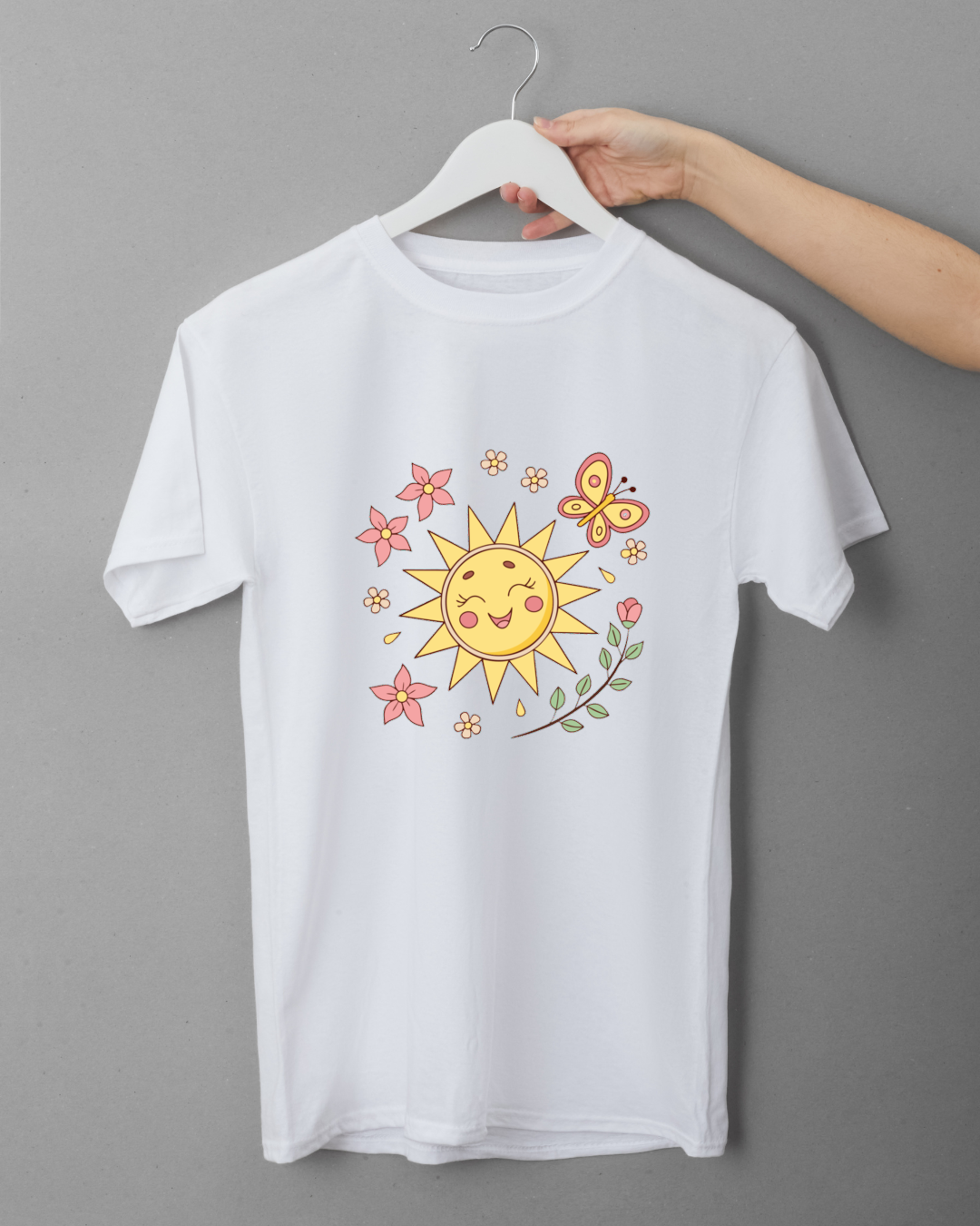 T-shirt en coton décoré d'un soleil pastel et d'un papillon, ambiance printanière