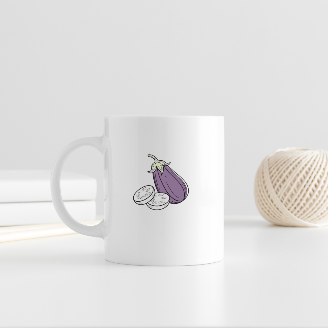 Mug décoré d'une aubergine tranchée, style minimaliste et créatif