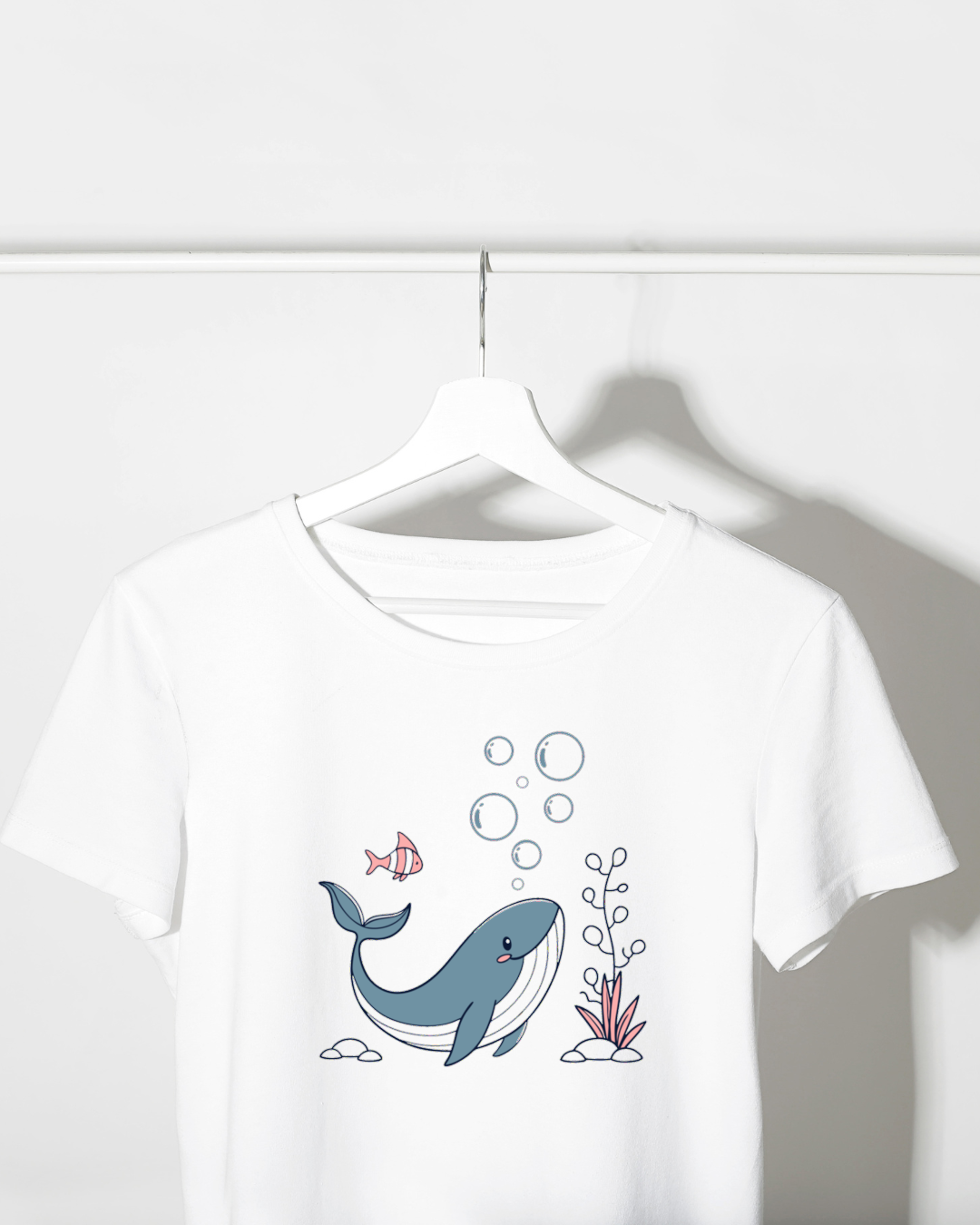 T-shirt avec baleine joyeuse, style vectoriel marin, idéal pour un look océanique